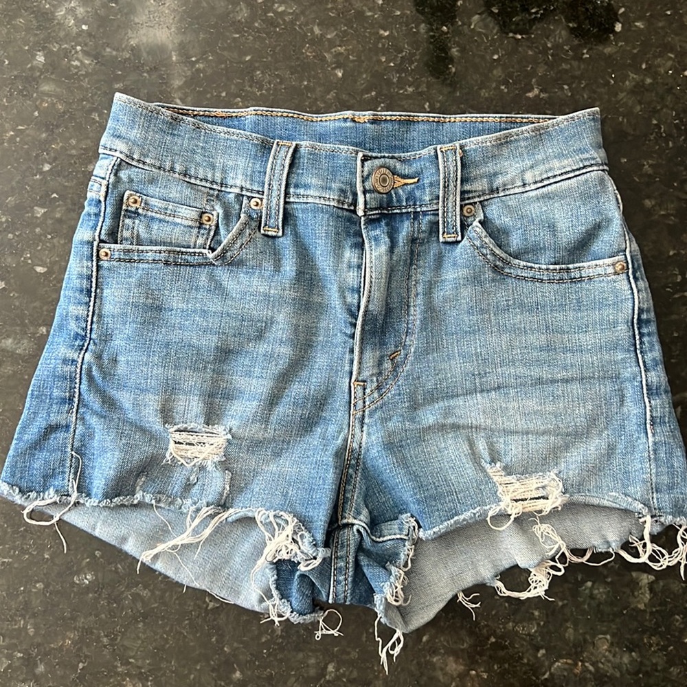 Levi mid rise Jean shorts. Size 25 like new condition!